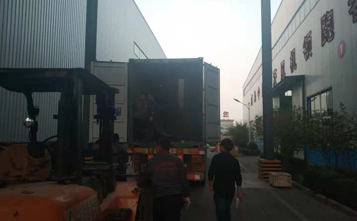 锯末P站PROBURN破解版正在装车，准备发往塔桑尼亚