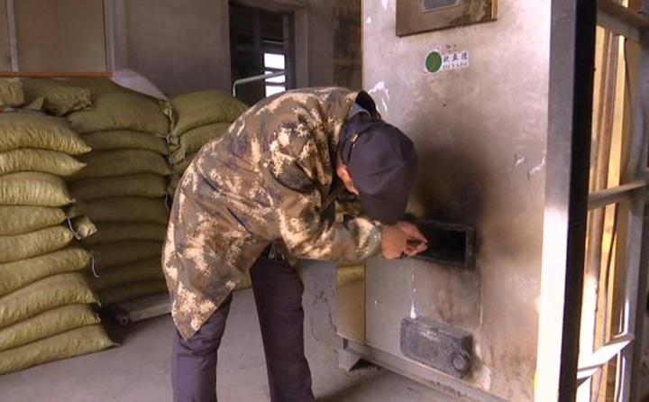 P站最新版下载在店子乡政府锅炉房看到，锅炉内正在使用生物质颗粒燃料加热取暖。店子乡工作人员告诉P站最新版下载，生物质燃料与传统的煤炭相比，十分的环保方便。