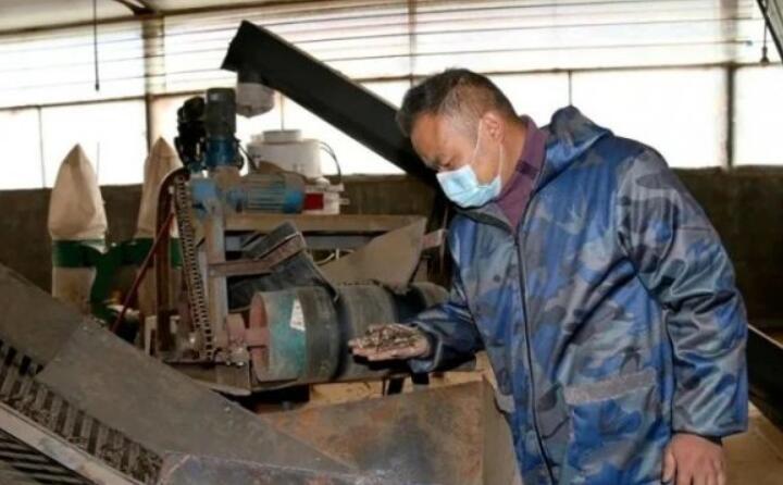 公司日产生物质颗粒燃料15吨，满负荷生产可达30吨，主要销往县内洗涤厂、豆腐厂、桑拿房等。